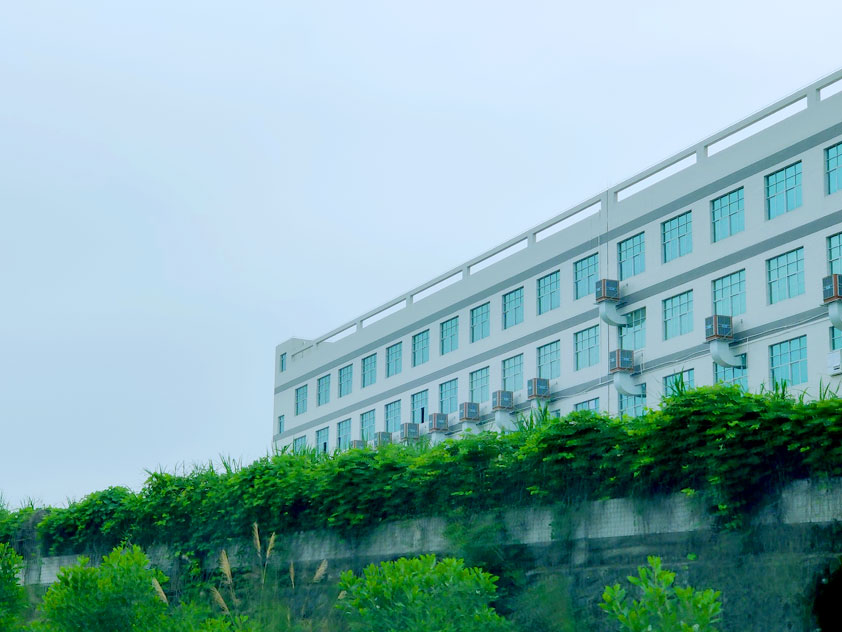 高速公路旁安裝的環(huán)保空調-(2).jpg